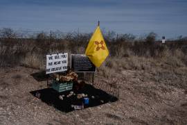 Un monumento en memoria de las víctimas de Jeffrey Epstein cerca del Rancho Raphael, anteriormente conocido como el Rancho Zorro, propiedad de Epstein, en Stanley, Nuevo México.
