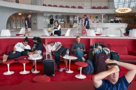 No cabe duda de que la etiqueta de la moda en los aeropuertos ha ido descendiendo lentamente hacia el descuido.