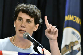 Amy McGrath busca desbancar al líder del Senado Mitch McConnell