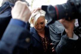 Opositores lanzan huevos a Marine Le Pen en Francia