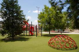 Las brigadas municipales realizaron limpieza y pintura en plazas como la de Manantiales, Escorial y Analco 2.