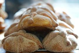 El pan de muerto, tradicional para el Día de los Muertos en México, se vende en una panadería en el barrio de San Rafael de la Ciudad de México.