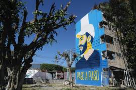 Un mural que promociona al presidente Nayib Bukele, quien se postula para la reelección, se exhibe en la fachada de un condominio en el suburbio de Mejicanos en San Salvador, El Salvador.