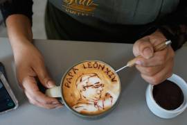La barista Ariana Mallma decora un capuchino con un dibujo del papa León XIV en la cafetería Ynn Coffee de Lima, Perú, el martes 22 de septiembre de 2026.