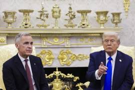 El presidente de Estados Unidos, Donald Trump (d), durante una reunión con el primer ministro de Canadá, Mark Carney (i) en la Casa Blanca.