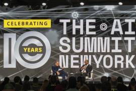 El director de Tecnología de la Oficina de Tecnología e Innovación de la ciudad de Nueva York, Matthew Fraser (d), en un panel del congreso The AI Summit junto al editor Axel Threlfall en Nueva York.