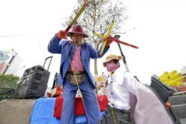 Don Pitoco, de 68 años, tez morena y sin cana alguna, tiene varias marionetas