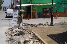 Rehabilitación. El programa “Todos por más banquetas” avanza sobre la calle Ocampo, en el centro de Ramos Arizpe.