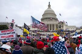 Los alborotadores leales al presidente Donald Trump aparecen en la fotografía en el Capitolio de los Estados Unidos en Washington, el 6 de enero de 2021.