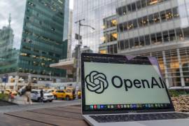 Fotografía de una laptop con el logo de OpenAI en Nueva York. Tres décadas después de que el PC e Internet cambiasen las reglas del juego, la IA ha actualizado el tablero del sistema económico y digital.