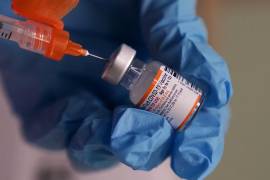 Pfizer y su socio BioNTech iniciaron un estudio que compara su vacuna COVID-19 original con dosis especialmente modificadas que preven podría proteger contra la variante ómicron. AP/Charles Krupa