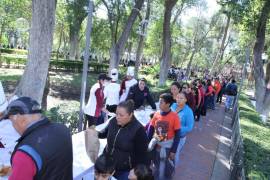 Parten en Saltillo rosca de reyes de un kilómetro repartida entre mil 600 familias