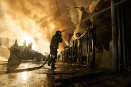 Bomberos intentan apagar un incendio en un mercado de libros tras un ataque ruso en Kiev, Ucrania, la mañana del domingo 16 de agosto de 2026.