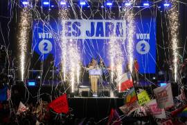 La candidata presidencial Jeannette Jara, de la coalición Unidad por Chile, encabeza un mitin de campaña previo a las elecciones generales, en Valparaíso.