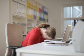 Algunas personas comienzan el lunes con una sensación parecida a la resaca, pero sin haber probado alcohol, y el solo hecho de pensar en el trabajo las deja sin energía.