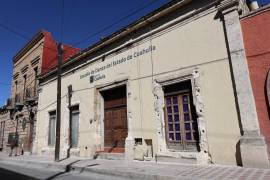 La fachada del inmueble, ubicada en el Centro Histórico de Saltillo, presenta evidentes signos de deterioro tras el retiro de las protecciones metálicas de las ventanas, parte de las obras de remodelación en curso.