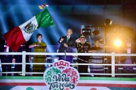 Román Alberto Cepeda ondea la Bandera Nacional durante el Grito de Independencia en la Plaza Mayor de Torreón.