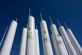 Tanques de almacenamiento de hidrógeno visibles en la planta de hidrógeno verde de Iberdrola en Puertollano, centro de España, el 28 de marzo de 2023.