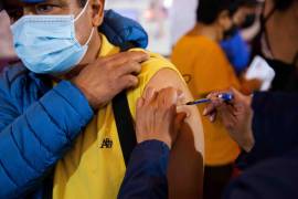 Tras el incremento de casos de Covid-19 y el cambio de semáforo naranja en Baja California, se abrió una jornada vespertina de vacunación en donde acudieron miles de personas, 12 de enero de 2022.