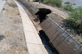 Autoridades atribuyen el socavón al flujo de agua de un canal de riego paralelo a la carretera, situación que derivó en un accidente fatal en el lugar.