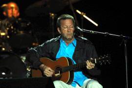 Con sus más populares exitos, Eric Clapton cautivo en su concierto en el Foro Sol el 19 de octubre de 2001. Cuartoscuro/Juan Sotelo