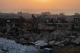 Palestinos desplazados se refugian en tiendas de campaña rodeadas de edificios destruidos cerca de la ciudad de Gaza, 18 de noviembre de 2025. El plan de 20 puntos de la administración Trump para Gaza incluye varios organismos nuevos con respaldo internacional que crearían las condiciones para una paz duradera, desde estabilizar la seguridad en el enclave devastado por la guerra hasta sentar las bases para su futuro gobierno sin Hamás.