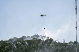 El helicóptero Bell 212 XB-SNA realizando descargas sobre el área afectada por el incendio forestal en El Tunal.