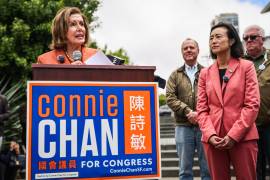 La representante demócrata Nancy Pelosi habla en apoyo de la candidata al Congreso, Connie Chan (a la derecha), en el mitin “Incentiva la participación electoral” celebrado en San Francisco.