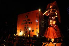 VANGUARDIA forma parte de este altar instalado en las escalinatas del Parque Las Maravillas.