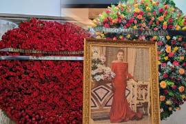 Además de las supuestamente mandadas por capos, destaca otra corona de flores enviada por el gobernador de Sinaloa, Rubén Rocha Moya.