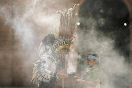 Claudia Santos realiza una ceremonia para conmemorar el 503 aniversario de la caída de la capital del imperio azteca, Tenochtitlán, en la Ciudad de México.