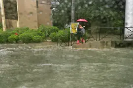 En atención a las recomendaciones de Protección Civil por las fuertes lluvias que se pronostican para Nuevo León, la Secretaría de Educación estatal determinó la realización de clases virtuales para mañana viernes.