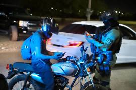 El incidente ocurrió cuando los adolescentes intentaron esquivar un filtro policial a alta velocidad, lo que derivó en una movilización de elementos de la Dirección de Seguridad Pública Municipal en calles céntricas.