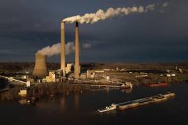Una barcaza navega por el río Ohio frente a la central eléctrica Mountaineer, una planta alimentada por carbón cerca de New Haven, Virginia Occidental, el 13 de marzo de 2026.