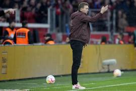 El técnico del Bayern Munich Julian Nagelsmann hace un gesto en el encuentro ante el Bayer Leverkusen en la Bundesliga el domingo 19 de marzo del 2023.