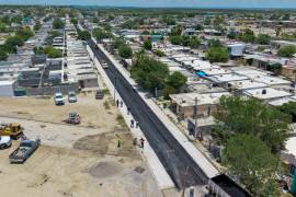 La supervisión de los últimos detalles de pavimentación en la calle Kakanapo garantizan la calidad de la obra. FOTO: CORTESÍA