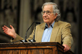 Malestar social amenaza la democracia: Chomsky