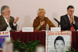 Comisión por Ayotzinapa es instalada; padres reclaman &quot;la verdad&quot;