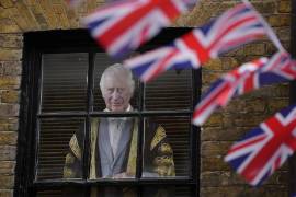 Una foto del rey Carlos III se ve junto a un banderín en la ventana de un pub en Windsor, Inglaterra, el viernes 5 de mayo de 2023. El rey Carlos será coronado rey en la Abadía de Westminster el sábado 6 de mayo.