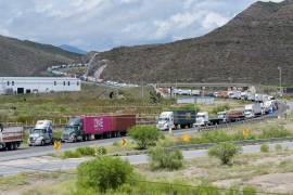 La autopista Saltillo-Monterrey, vital para el transporte de mercancías y pasajeros, ha sido severamente afectada.