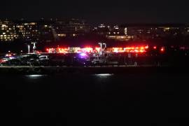 Personal de emergencias responde al lugar de un accidente aéreo al sur del Aeropuerto Nacional Ronald Reagan, el miércoles 29 de enero de 2025, en Washington.