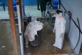 Un trabajador sanitario, en un centro de tratamiento de ébola en Bunia, República Democrática del Congo, el 20 de julio de 2026, documentó la AP