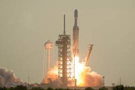 Un cohete Falcon Heavy de SpaceX despega desde el complejo de lanzamiento 39A del Centro Espacial Kennedy con el Telescopio Roman del observatorio espacial a bordo, el domingo 30 de agosto de 2026, en Cabo Cañaveral, Florida.