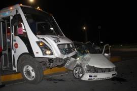 Ambos vehículos terminaron sobre el camellón central, lo que provocó un fuerte congestionamiento vial.