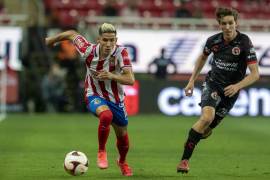 Afición de Chivas no perdona a Antuna y lo abuchea durante todo el partido