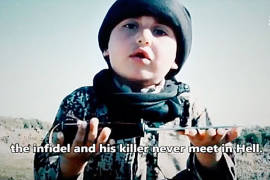 El Estado Islámico difunde video donde un niño de 6 años ayuda a sus verdugos