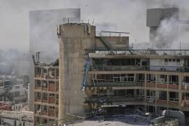 El humo se eleva desde un edificio del complejo hospitalario Soroka después de que fue alcanzado por un misil disparado desde Irán en Beersheba, Israel.