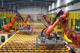 La industria automotriz está sofisticando el uso de robots para la manufactura de componentes de vehículos eléctricos.