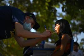 Una niña indígena es examinada por un odontólogo voluntario en la Aldea Kamayurá, del Parque Indígena Xingu, Brasil.