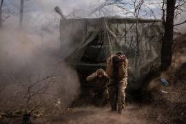 Soldados ucranianos disparan contra objetivos rusos en la región de Donetsk, Ucrania, el 22 de marzo de 2025.